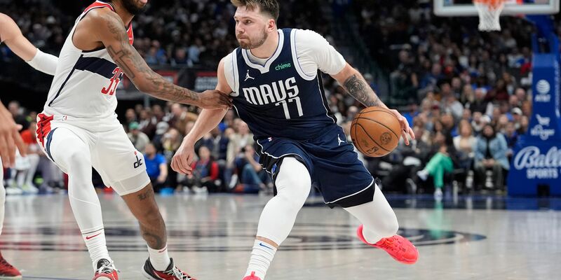 Mavs-Star Luka Doncic (r) schaffte bereits sein zehntes Triple-Double in dieser Saison. - Foto: LM Otero/AP/dpa