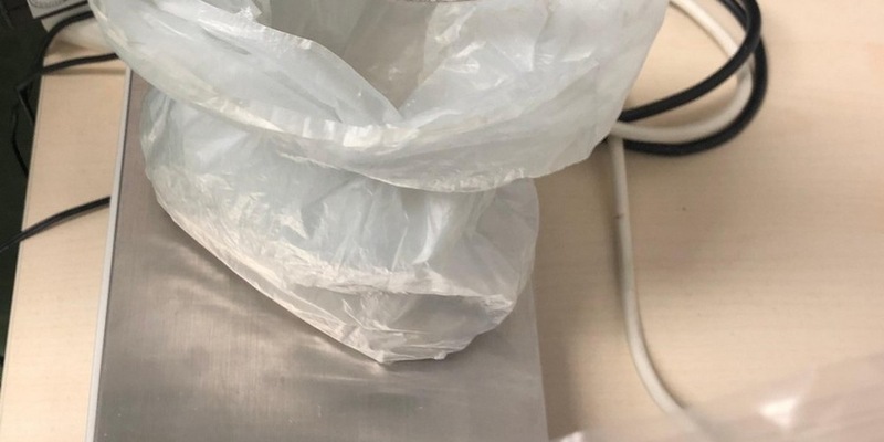 Bundespolizeidirektion München: Bundespolizei findet braunes Pulver in Handschuh/ Gewürzmischung bringt Inder in Erklärungsnot - Foto: presseportal.de