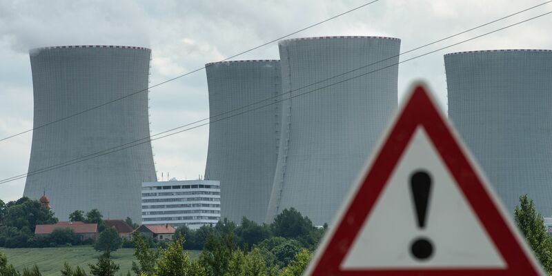 Die Kühltürme des Atomkraftwerkes Temelin. - Foto: Armin Weigel/dpa
