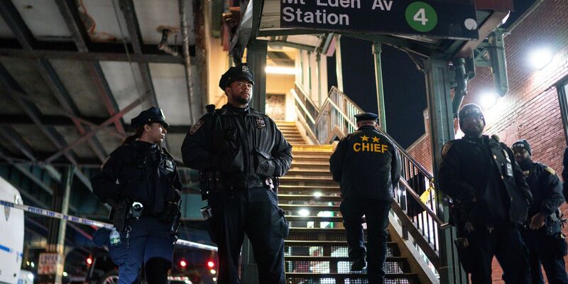 New Yorker Polizisten stehen nach Schüssen an der U-Bahn-Station Mount Eden Avenue im New Yorker Stadtbezirk Bronx Wache. - Foto: Eduardo Munoz Alvarez/FR171643 AP/dpa