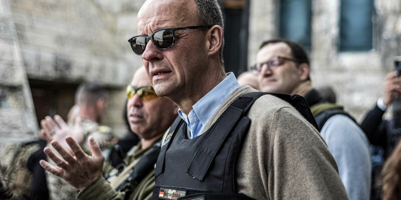 Friedrich Merz im Norden Israels an der libanesischen Grenze. - Foto: Ilia Yefimovich/dpa