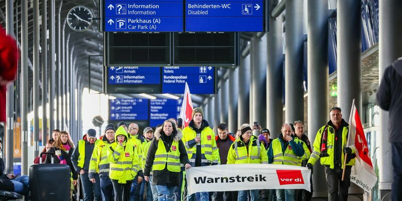 Beschäftigte der Mitteldeutschen Flughafen AG bei einem Warnstreik am Flughafen Leipzig/Halle. - Foto: Jan Woitas/dpa