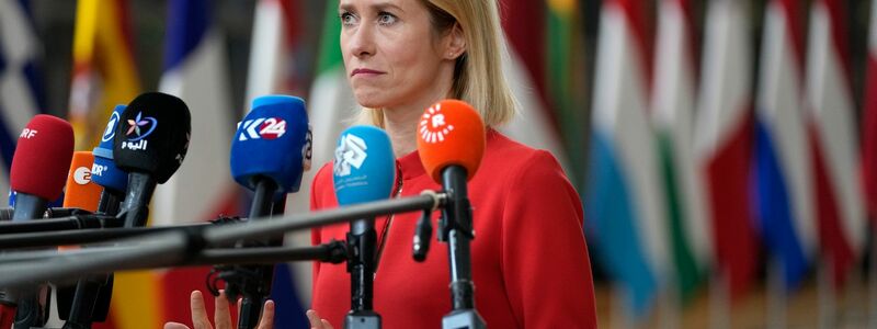 EU-Chefdiplomatin Kaja Kallas präsentiert das Inventar der europäischen Daumenschrauben. (Archivbild) - Foto: Virginia Mayo/AP/dpa