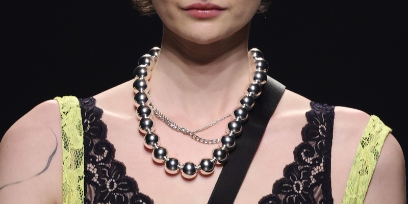 Der Schmuck von Bijou Brigitte glänzt mit rebekka ruétz und Marcel Ostertag auf der Berliner Fashion Week - Foto: presseportal.de