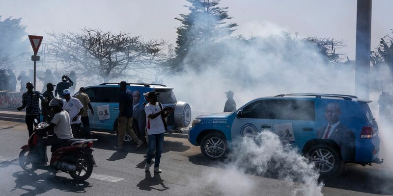 Senegalesische Bereitschaftspolizisten in Dakar setzen Tränengas gegen Anhänger der Opposition ein. - Foto: Stefan Kleinowitz/AP/dpa