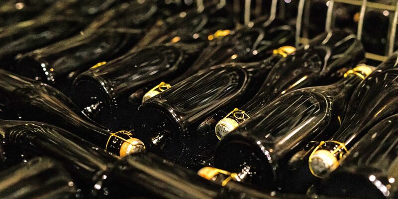 Fertig verkorkte Flaschen mit Cremant im Keller eines Weinguts im Elsass. - Foto: Philipp von Ditfurth/dpa