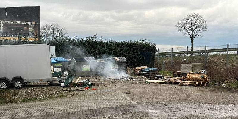 FW Xanten: Brand von Unrat im Birtener Gewerbegebiet - Foto: presseportal.de