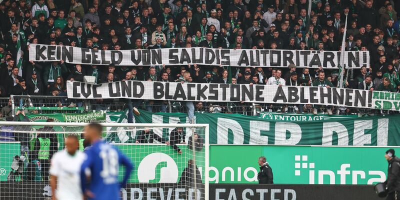 Seit Monaten protestieren die aktiven Fanszenen in Deutschland gegen die Investoren-Pläne der DFL. - Foto: Daniel Karmann/dpa