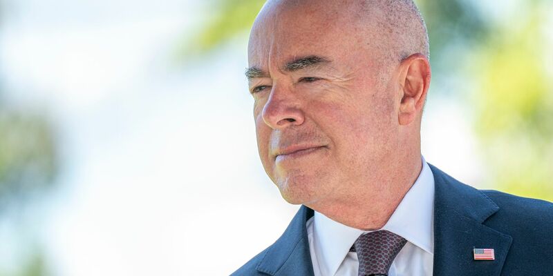 Der Heimatschutzminister Alejandro Mayorkas ist ein Feindbild vieler Republikaner. - Foto: Nathan Howard/AP/dpa