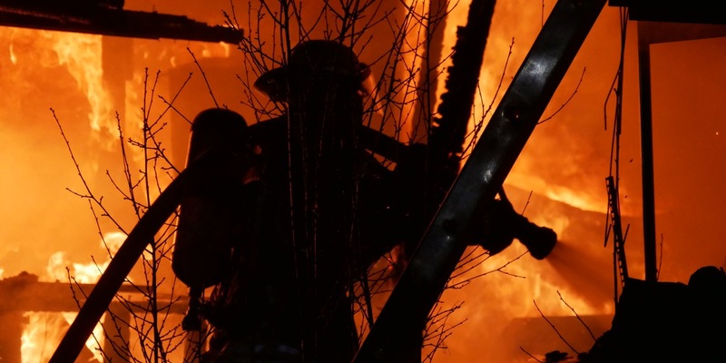 FW Celle: Mehrere Lauben brennen in Celle / Schwierige Wasserversorgung - Foto: presseportal.de