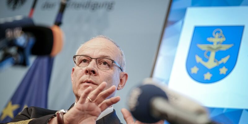 An Bord der Fregatte «Hessen» seien zusätzliche Waffensysteme gebracht worden, so Vizeadmiral Jan Christian Kaack. - Foto: Kay Nietfeld/dpa