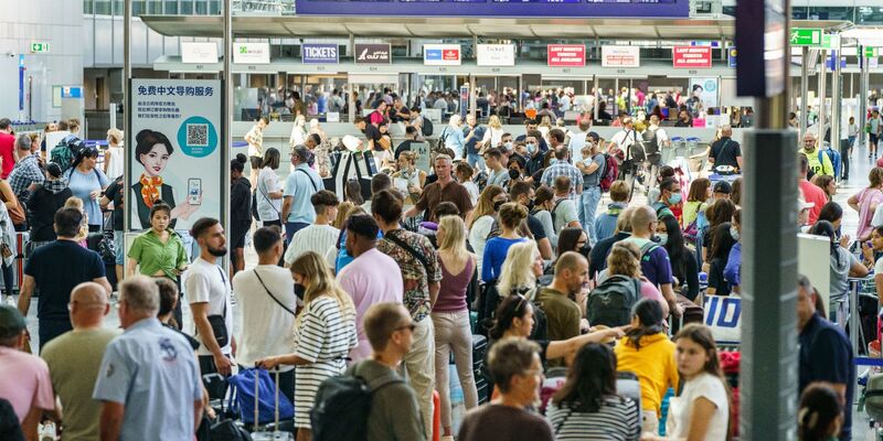 Waren die Terminals vor der Corona-Pandemie nahezu aus ihren Nähten geplatzt, glichen die Abfertigungsgebäude nach Ausbruch einer Geisterstadt. - Foto: Frank Rumpenhorst/dpa