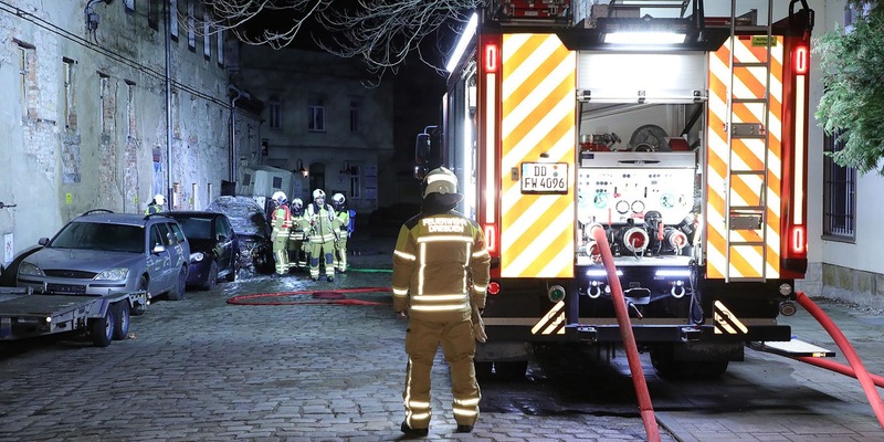 FW Dresden: Brand eines PKW - Foto: presseportal.de