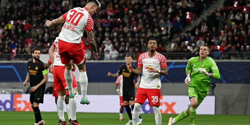 Leipzigs Benjamin Sesko (l) erzielt ein Tor, das wegen Abseits aber nicht gegeben wird. - Foto: Robert Michael/dpa