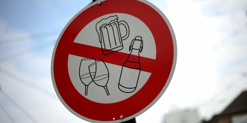 Laut einer DAK-Umfrage würden die meisten Menschen beim Fasten auf Alkohol verzichten. - Foto: Uwe Zucchi/dpa