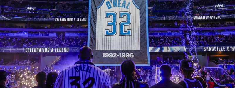 Shaquille O'Neals Magic-Trikot mit der Nummer 32 wird unters Hallendach gezogen. - Foto: Kevin Kolczynski/AP/dpa