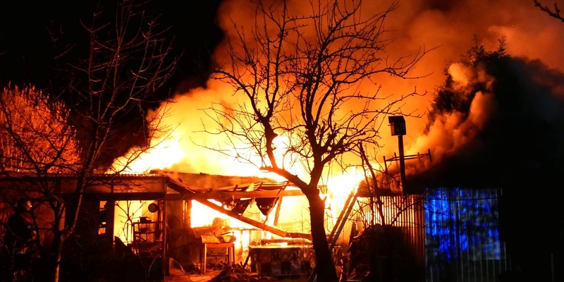 FW Celle: Mehrere Lauben brennen in Celle / Schwierige Wasserversorgung - Foto: presseportal.de