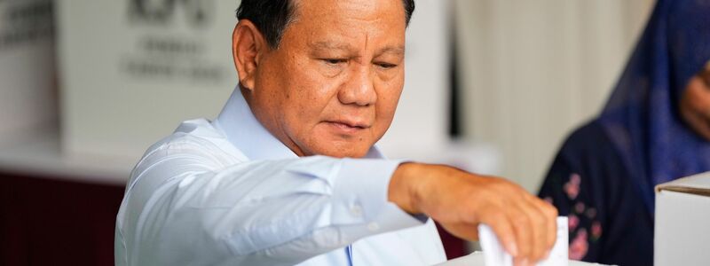 Präsidentschaftskandidat Prabowo Subianto gibt seinen Stimmzettel in Bojong Koneng ab. - Foto: Vincent Thian/AP/dpa
