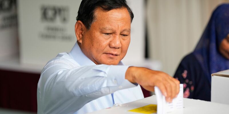 Präsidentschaftskandidat Prabowo Subianto gibt seinen Stimmzettel in Bojong Koneng ab. - Foto: Vincent Thian/AP/dpa