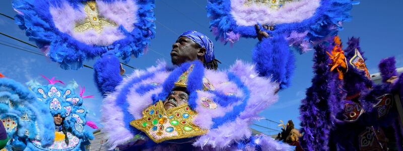 Mitglieder der Monogram Hunters Black Masking Indians paradieren am Mardi Gras Day in New Orleans. - Foto: Matthew Hinton/The Times-Picayune/The New Orleans Advocate via AP/dpa