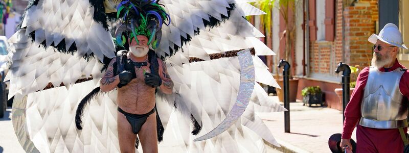 Ein Mann trägt ein Kostüm, das in der Kategorie «Bestes Leder» bei den Bourbon Street Awards am Mardi Gras Day gewonnen hat. - Foto: Matthew Hinton/The Times-Picayune/The New Orleans Advocate via AP/dpa