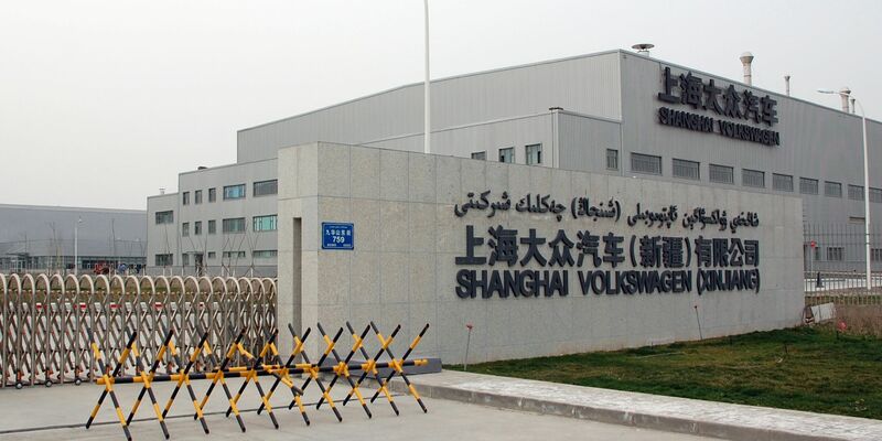 Das Werk von Volkswagen in Urumqi. - Foto: Stephan Scheuer/dpa