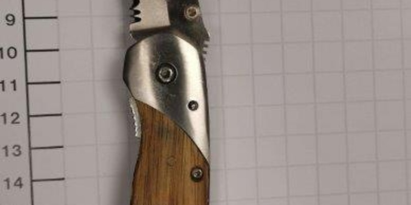 BPOL NRW: Bundespolizisten stellen Einhandmesser sicher - Foto: presseportal.de