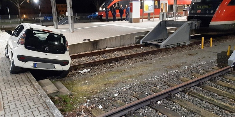 BPOL-KL: PKW landet im Gleisbereich - Foto: presseportal.de