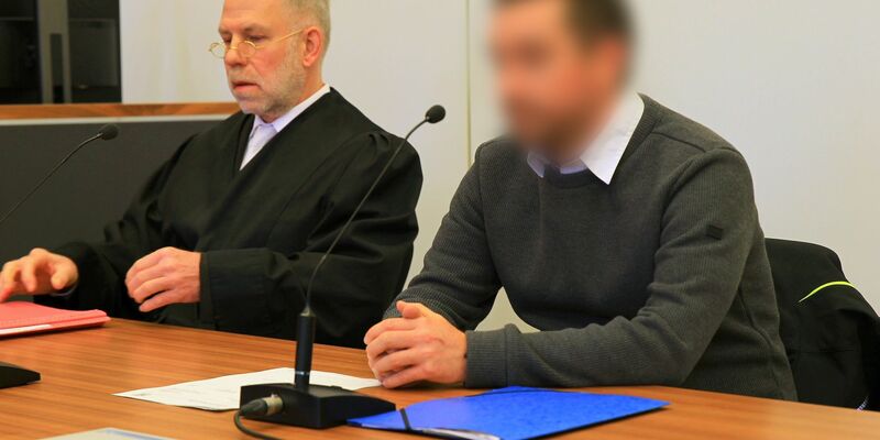 Der Angeklagte vor Beginn des Prozesses in Mühlhausen im Gerichtssaal. - Foto: Silvio Dietzel/-/dpa