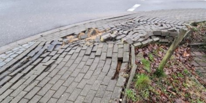 POL-SE: Henstedt-Ulzburg - Starke Beschädigungen eines Gehweges - Polizei sucht Zeugen - Foto: presseportal.de