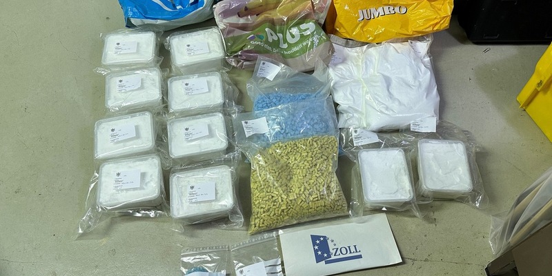HZA-MS: Zoll stoppt Liebespaar mit Auto voller Drogen / Mehr als 15 Kilogramm synthetische Drogen auf dem Rücksitz, Crystal Meth in der Unterhose - Foto: presseportal.de