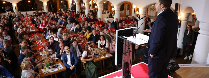 SPD-Bundesvorsitzender Lars Klingbeil beim politischen Aschermittwoch in Vilshofen. - Foto: Daniel Karmann/dpa