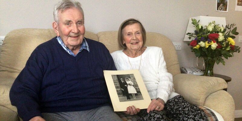 Josephine und Aubrey Langley aus Cardiff sind seit 63 Jahren verheiratet. - Foto: Care Uk/PA Media/dpa