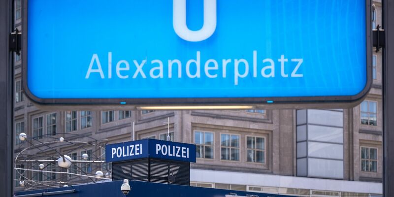 Die Polizeiwache auf dem Alexanderplatz gibt es seit 2017. - Foto: Monika Skolimowska/dpa