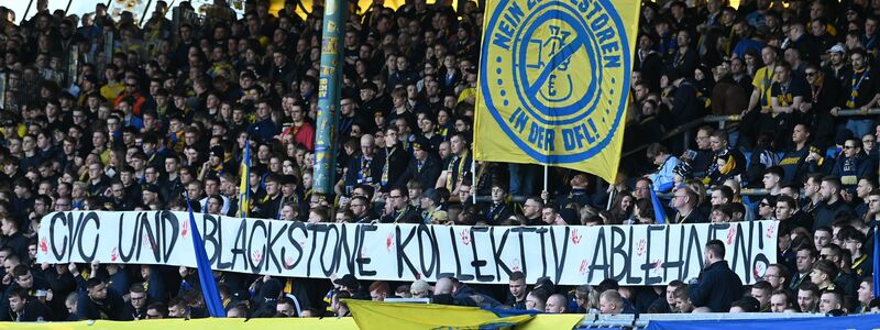 «CVC und Blackstone kollektiv ablehnen!»: Die Fans in den Bundesligen protestieren seit Wochen gegen den geplanten Investoren-Deal. - Foto: Swen Pförtner/dpa