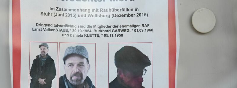 Die Polizei fahndet mit diesem Plakat nach den beiden ehemaligen RAF-Mitgliedern Ernst-Volker Staub (l) und Burkhard Garweg. - Foto: Florian Gut/dpa