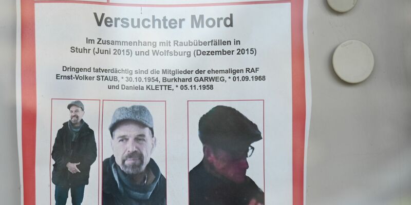 Die Polizei fahndet mit diesem Plakat nach den beiden ehemaligen RAF-Mitgliedern Ernst-Volker Staub (l) und Burkhard Garweg. - Foto: Florian Gut/dpa