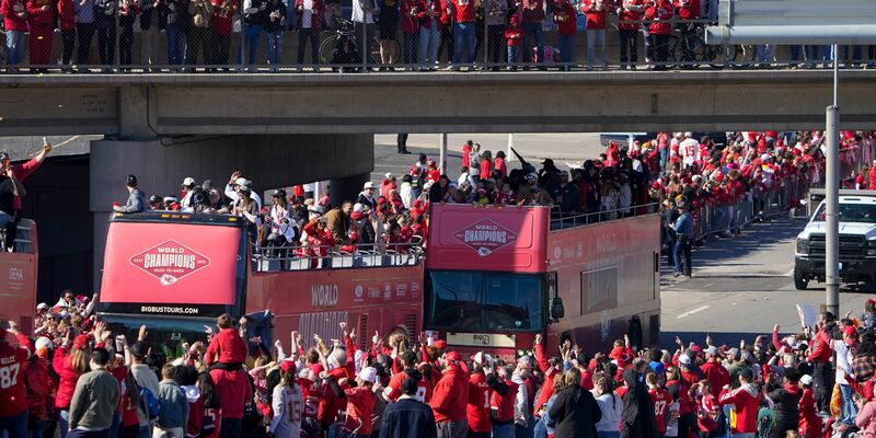 Die Siegesparade der Kansas City Chiefs wurde von Schüssen überschattet. - Foto: Ed Zurga/AP/dpa
