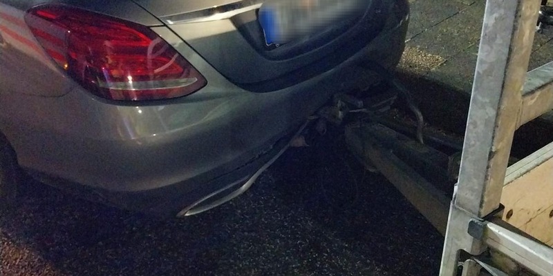 FFW Schiffdorf: Pkw prallt gegen stehenden Auto-Anhänger - Foto: presseportal.de