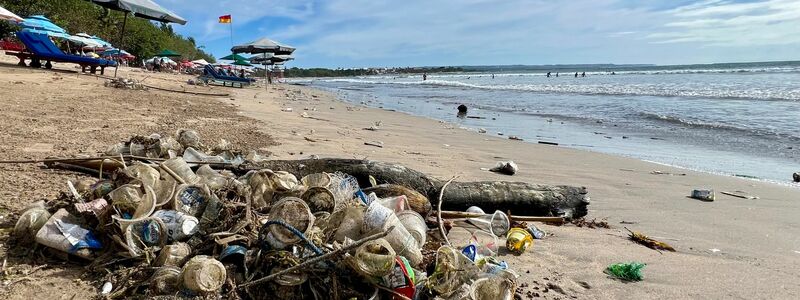 Müll liegt am Strand von Kuta. - Foto: Carola Frentzen/dpa