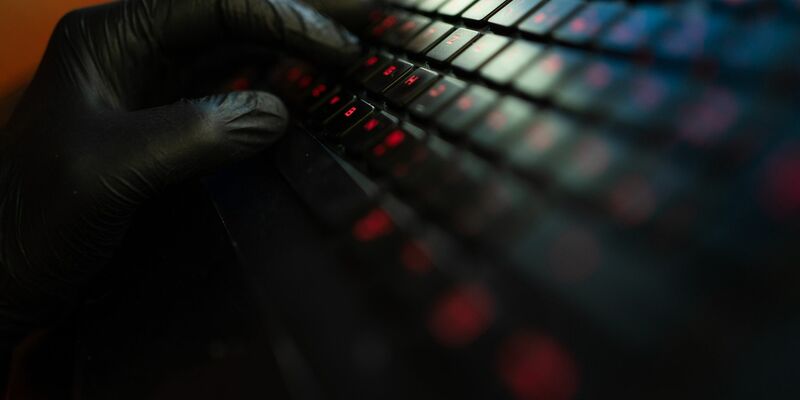 Meta warnt vor einer großen Zahl oft kurzlebiger russischer Fake-Accounts, deren Ziel es sei, die Unterstützung der Ukraine im Westen zu schwächen. - Foto: Nicolas Armer/dpa