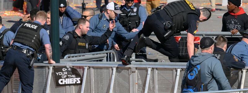 Polizeieinsatz in Kansas City: Bei der Siegesparade der Super-Bowl-Sieger sind Schüsse gefallen. - Foto: Reed Hoffmann/AP/dpa