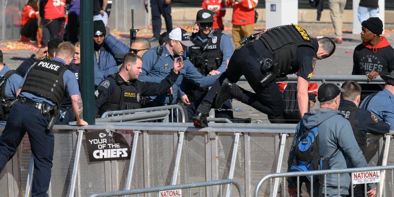 Polizeieinsatz in Kansas City: Bei der Siegesparade der Super-Bowl-Sieger sind Schüsse gefallen. - Foto: Reed Hoffmann/AP/dpa