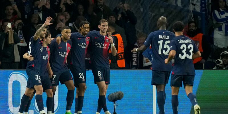 Brachte PSG gegen Real Sociedad in Führung: Kylian Mbappé (3.v.l). - Foto: Christophe Ena/AP/dpa