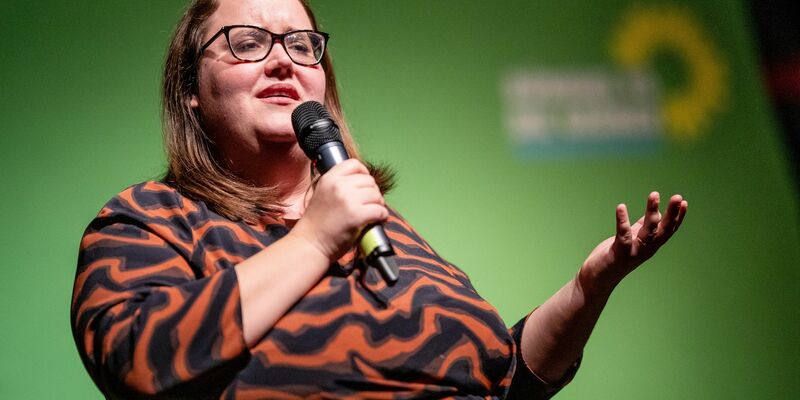 Die Störer verfolgten Ricarda Lang und ihre Personenschützer rund 50 Meter weit, bis sie von Polizisten gestoppt wurden. - Foto: Christoph Schmidt/dpa