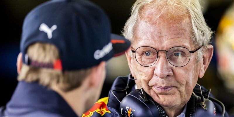 Helmut Marko verneinte die Frage, ob er sich keine Sorgen mache, dass Verstappen bei einem entsprechenden Angebot von Mercedes schwach werden könnte. - Foto: Remko De Waal/ANP/dpa