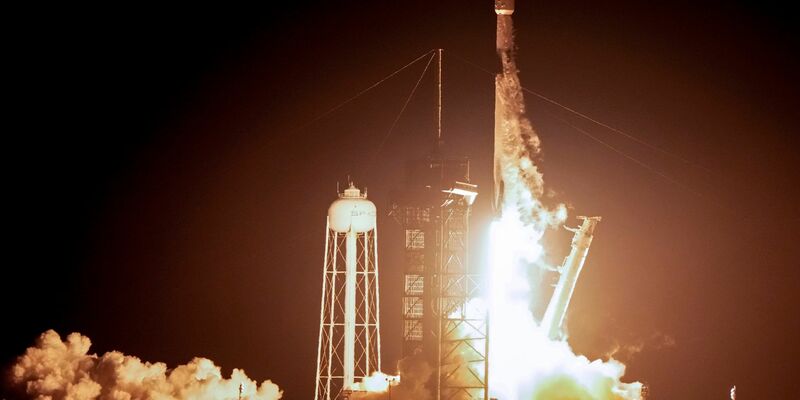 Der Lander «Nova-C» der US-Firma Intuitive Machines startet vom Weltraumbahnhof Cape Canaveral im US-Bundesstaat Florida. - Foto: John Raoux/AP/dpa