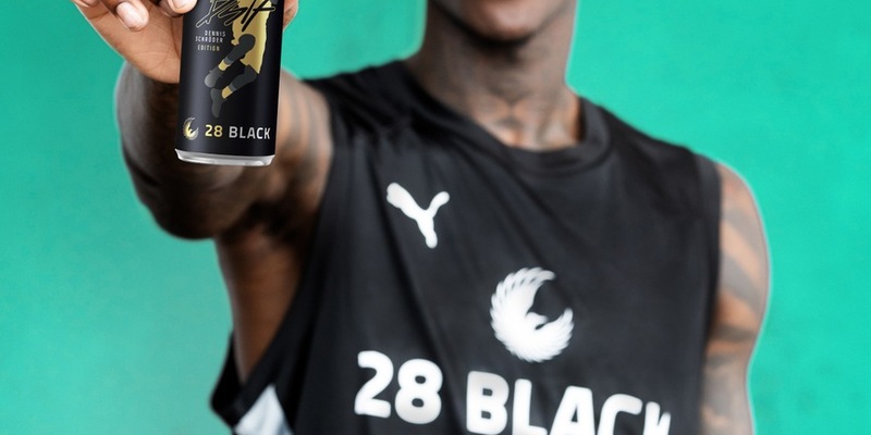 Der große Wurf: 28 BLACK präsentiert die Dennis Schröder Edition / Energy Drink 28 BLACK und Basketball-Superstar Dennis Schröder launchen 28 BLACK Ananas-Kokos - Foto: presseportal.de