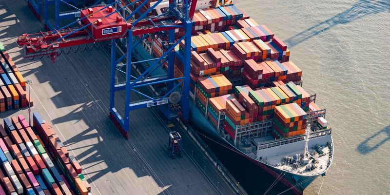 Für die EU hat die Europäische Kommission die Konjunkturprognose zum dritten Mal in Folge gesenkt. - Foto: Daniel Reinhardt/dpa