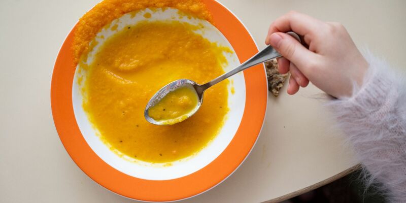 Die Angeklagte soll die Kinder mit Gewalt zum Essen und Schlafengehen genötigt haben. (Symbolbild) - Foto: Marijan Murat/dpa